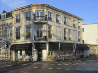 907568 Gezicht op het winkelhoekpand F.C. Dondersstraat 2 te Utrecht, met op de voorgrond de Biltstraat.N.B. Bouwjaar: ...